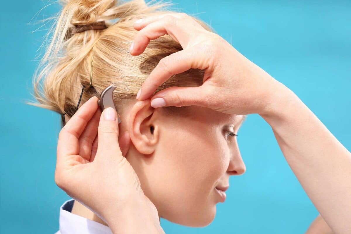 Les avantages de passer par un centre auditif 