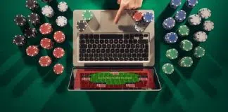 Un homme joue au poker en ligne.