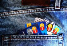 cartes bancaires dans une poche de jeans