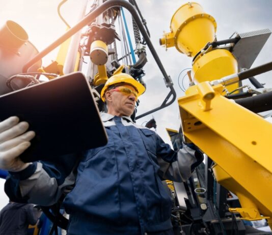 un travailleur roumain dans le secteur industriel